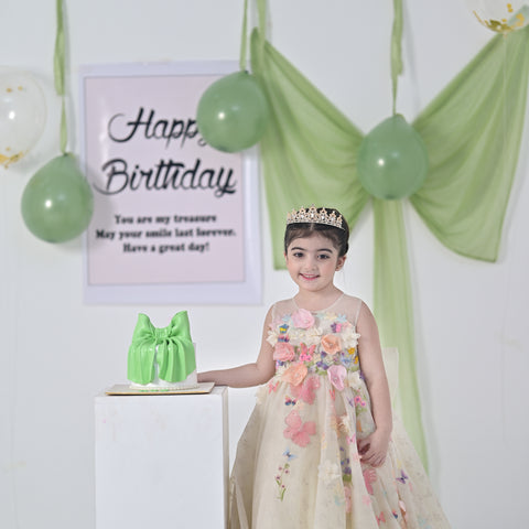 The lacey offwhite flora