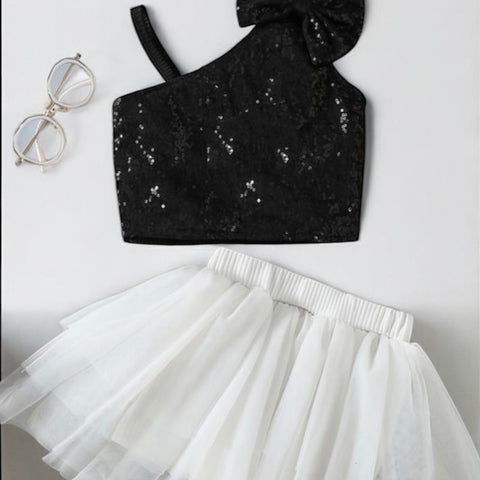 The black o white skirt set